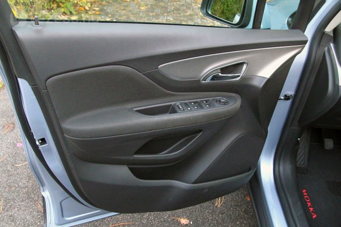 Zsebekre szabdalt ajtóborítás