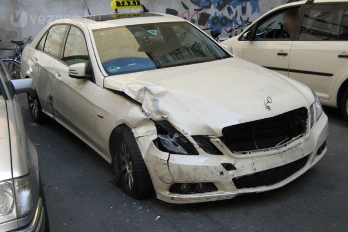 Baleset mentette meg a fulladó taxis életét