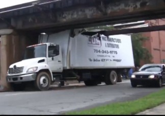 Teherautókat skalpot egy vasúti híd