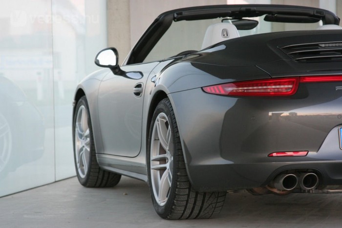 44 milliméterrel szélesebb a hátsó nyomtáv, mint a kétkerék-hajtású verzióban