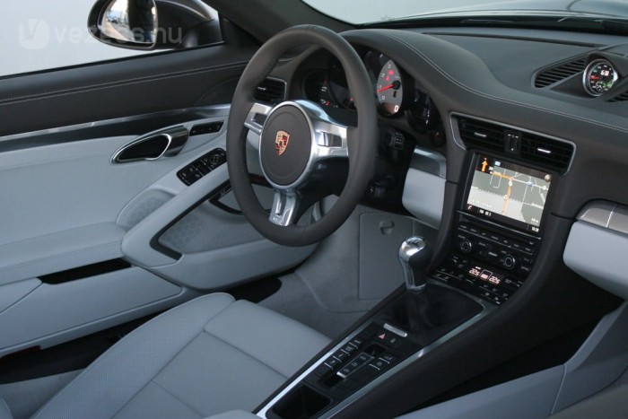 Álom-Porsche 40 millióból 8 Nagyon mélyre engedhető az üléshelyzet. A kormány közel függőleges állása, vastagsága és a küllők kialakítása maga a tökély