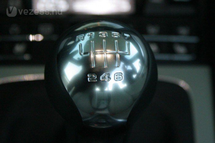 Hétfokozatú a manuális váltó is. A duplakuplungos PDK 1,1 millió forintos extra