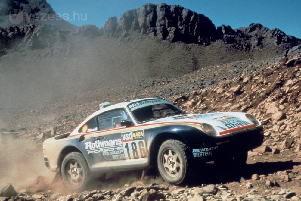 1983 telén készült az első 4x4-es 911, amelyben René Metge és Dominique Lemoyne rögtön megnyerte az 1984-es Párizs-Dakart. 1986-ban a Porsche a 959-cel győzött
