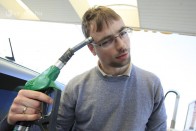 Négyszer annyit dolgozunk egy liter benzinért, mint az osztrákok 27