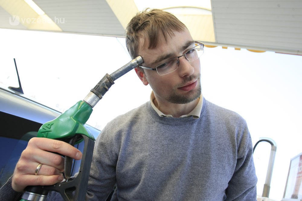 Négyszer annyit dolgozunk egy liter benzinért, mint az osztrákok 14