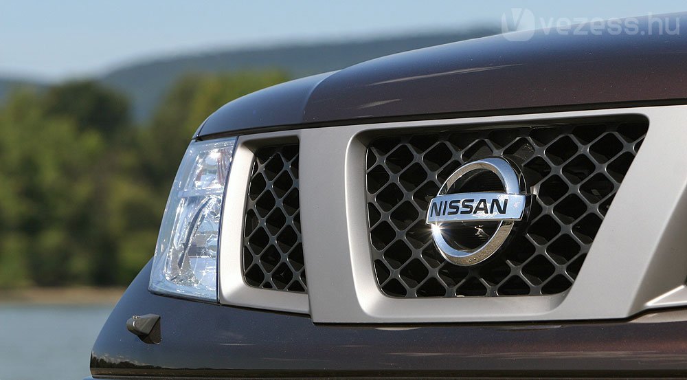 Tányérnyi Nissan embléma