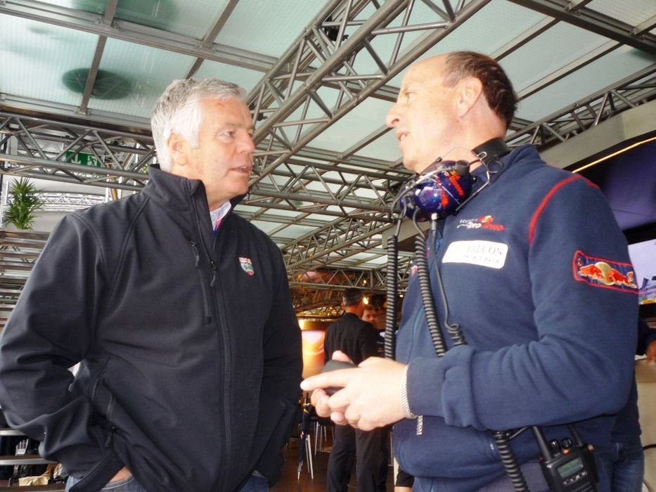 Derek Warwick a régi, szép időkről diskurál a Red Bull sajtófőnökével