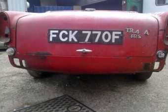 Betiltják a sértő rendszámokat