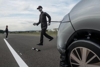 Elkerüli a balesetet a jövő Nissanja