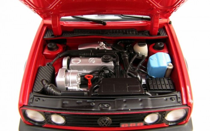 210 lóerős 1.8-as négyhengeres motor és futkorászó csövei