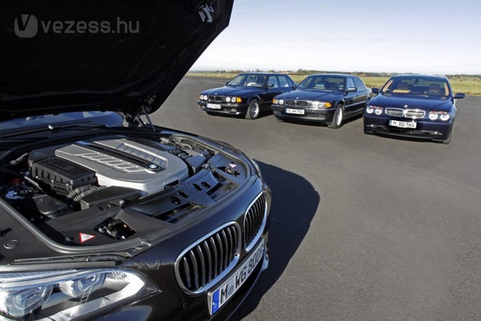 V12 előtt tiszteleg a BMW