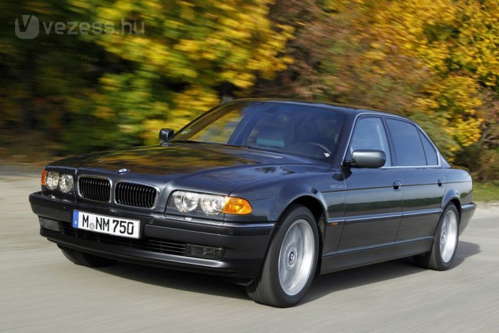 V12 előtt tiszteleg a BMW 8