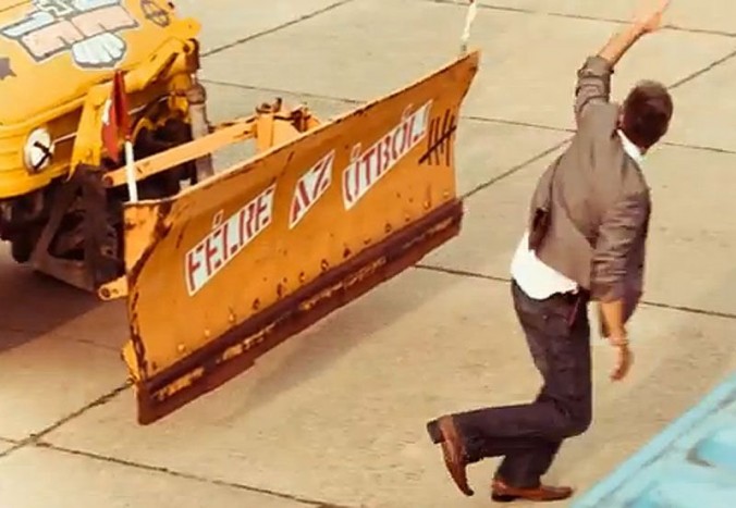 Hótoló nyomja falhoz a csaló neppert