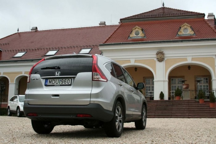 A friss generáció 4x4, illetve fronthajtásos verzióban is elérhető lesz