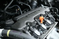 A kétliteres benzines i-VTEC motor 155 lóerővel száll ringbe, fogyasztását a takarékosságot elősegítő ECON mód csökkenti