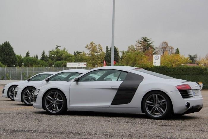 550 lóerő esőben – még élek 10 | Vezess Fehér V8-asok várnak az újságírók ólombakancsaira, 430 lóerővel és ugyanennyi Nm-rel per darab