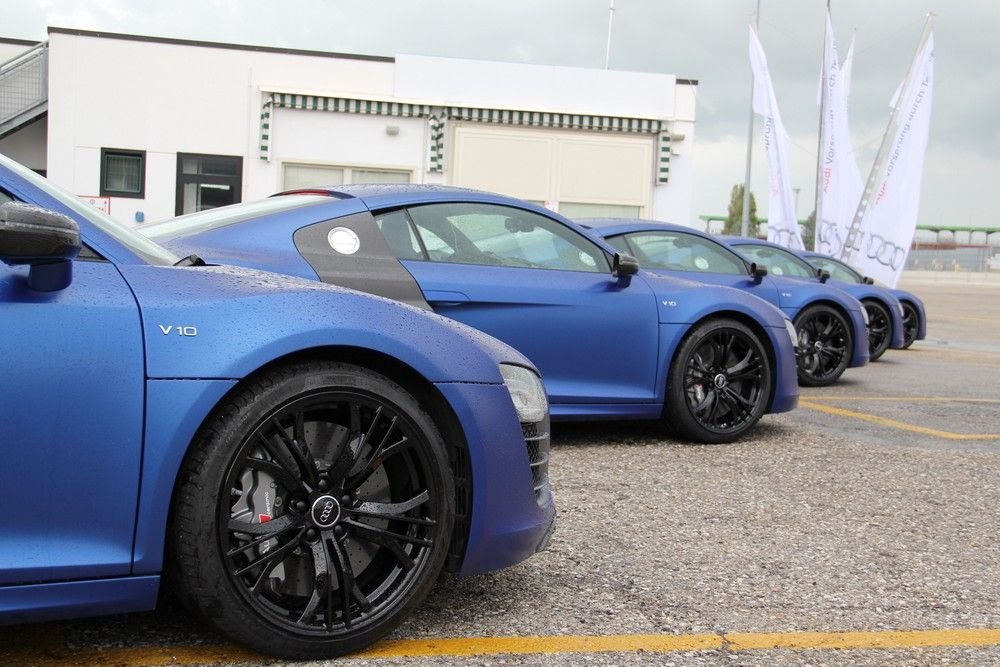 A kék autók a V10 Plus-ok, tízhengeres motorjuk 550 lóerőt tud, 540Nm mellett