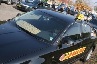 Kiakadtak a megalázott taxisok