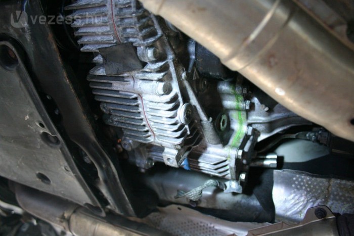 Luxusautó használtan, kis szépséghibával 10 | Vezess Itt is beavatkozás történt a hibridhajtáson. A bordó a gyári, a zöld az utólagos tömítés