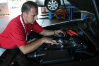 Luxusautó használtan, kis szépséghibával 26 Kovács Ákos, a Lexus- és Toyota-márkaszerviz vezetője mutatta meg nekünk a hibrid LS-t