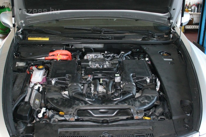 Luxusautó használtan, kis szépséghibával 11 | Vezess Ki kellett venni a motort a gyári állapot visszaállításához
