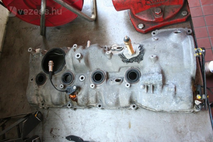 Luxusautó használtan, kis szépséghibával 13 | Vezess Japánból kellett megrendelni a szelepfedelet. Nincs raktáron, mert gyakorlatilag sosem megy tönkre