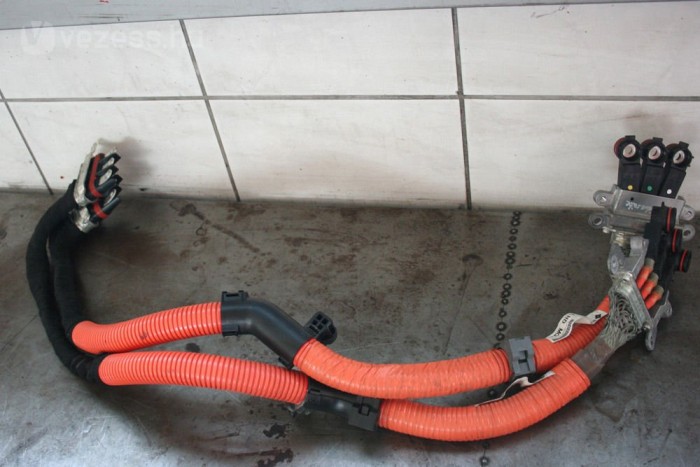 Luxusautó használtan, kis szépséghibával 8 | Vezess Megbontották a nagyfeszültségű kábelt is, amit cserélni kellett