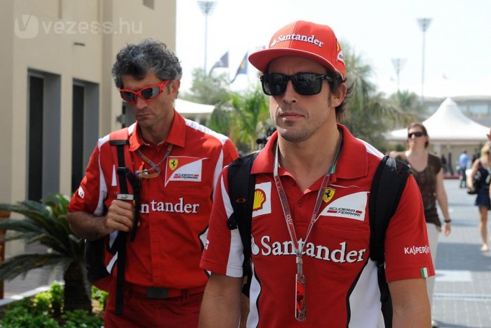 F1: Alonso Vettelék botlásaira vár