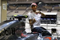 F1: Erős tempóval kezdett Hamilton 27