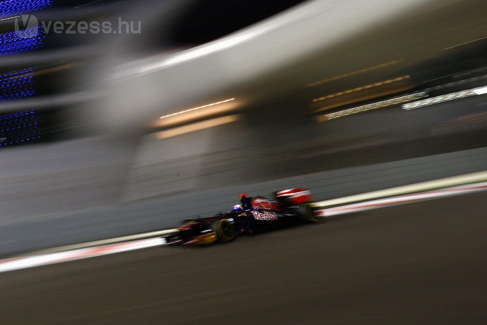 F1: Szinte új autóval rajtol Vettel 10