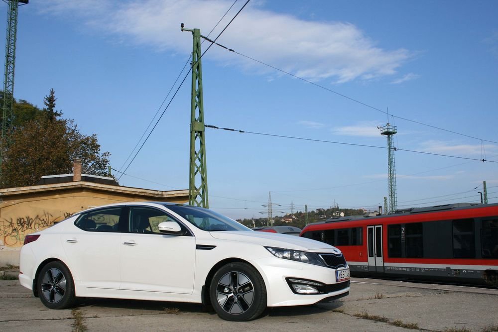 190 lóerős autó, gazdagon felszerelve, 7.4 literes fogyasztással, kilencmillió forintért, ez a Kia Optima Hybrid