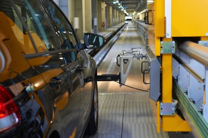 Mint egy hullámvasút: masszív vascsöveken gördülő kerekek biztosítják a pálya tartását