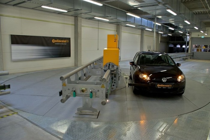 Robotautós játszótér fordítókoronggal a Continentalnál 11 A pálya két végében fordítókorong van: bár a pálya csak egyirányú, így egyszerre akár öt kocsi is mozoghat a placcon