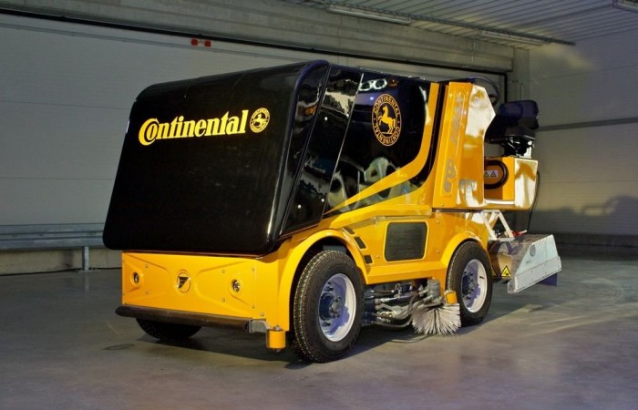 Jégpálya-gondozó kocsi. Érdekes, hogy a jég alatt fűtőbetétek találhatók, nehogy a jég lefelé átfagyassza és megrepessze az alapot