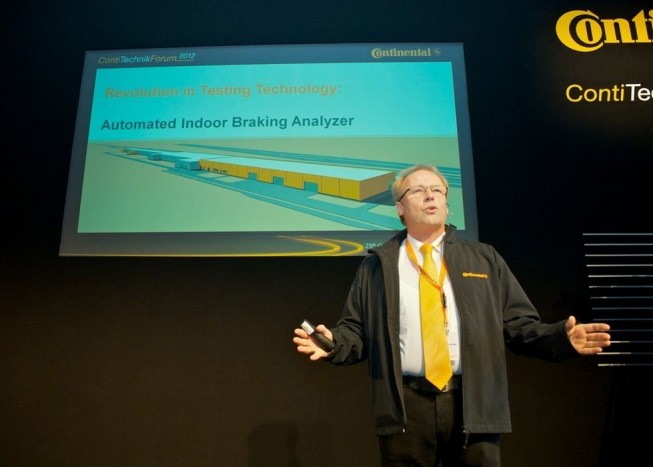 A Continental zseniális szórakozott professzora, iszonyat képletekkel és hülye viccekkel demonstrálta a sajtónak, milyen bonyolult dolog gumit tervezni