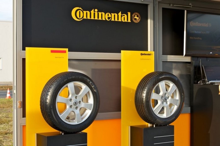 Csak finoman Ázsiai Import Abroncsnak nevezett kínai gumi és echte német Continental. Összehasonlítottuk őket