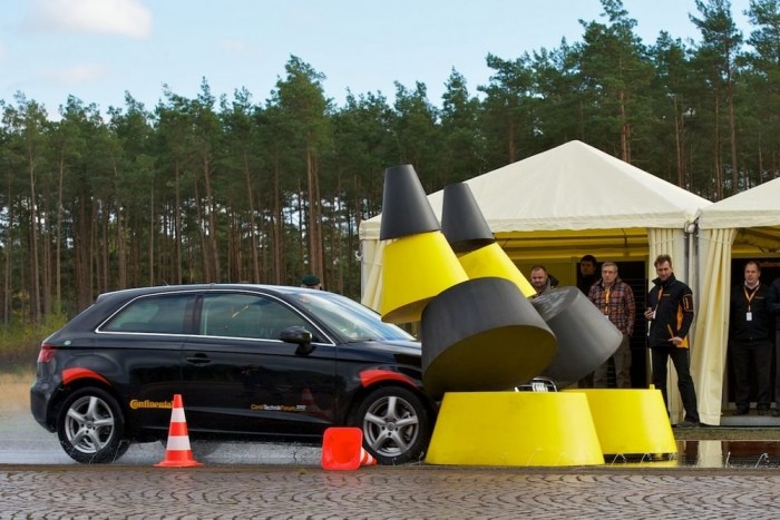 A kínai gumival kicsit később állt meg vizes úton az Audi a kelleténél