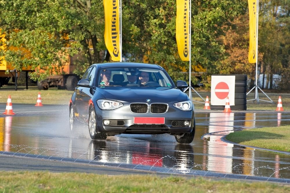 A bemutató legjobb része: szar gumikkal, hátsókerék-hajtással toltuk a locsolt pályán