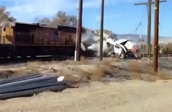 Brutális baleset egy vasúti átjáróban