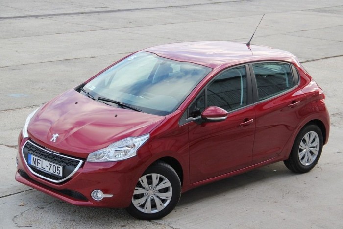 A legjobb rossz gokart hétköznapokra 13 | Vezess Tömeg-208 jellegzetes Peugeot-bordóban, remek háromhengeres benzinmotorral, gyalázatos kézi váltóval. Én imádtam, de sok utasom fintorgott rajta, megosztó személyiség