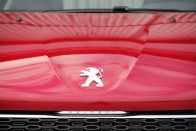 Az oroszlán alatti márkajelzés az 508 óta terjed a Peugeot-nál
