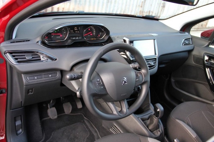 A legjobb rossz gokart hétköznapokra 9 | Vezess A 208-as egyetlen igazi innovációja a picike kormány, ami felett elnézve olvashatók le a műszerek