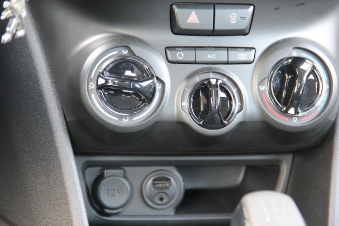 A legjobb rossz gokart hétköznapokra 8 | Vezess A zongoralakk-festésű analóg klímakonzolt olyan jó érzés fogdosni, hogy nem is hiányzott a digitális cucc