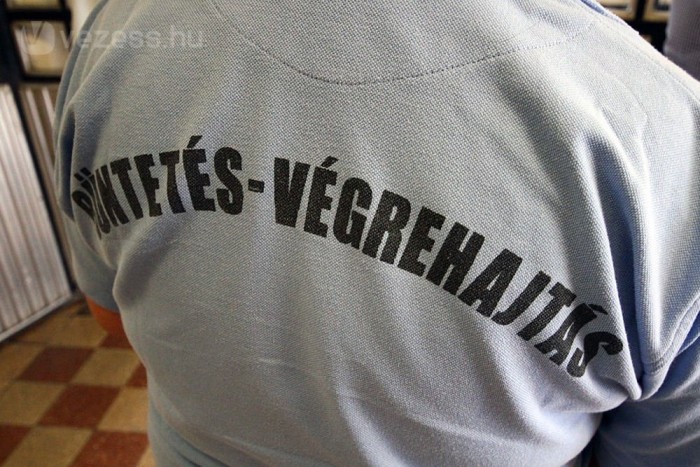 Nem publikus az őrök száma. Ha belépnek egy cellába, mindenki feláll