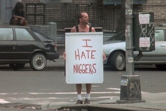 IDIÓTA VAGYOK - táblával büntették az autóst