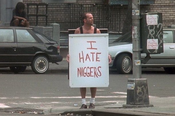 IDIÓTA VAGYOK – táblával büntették az autóst