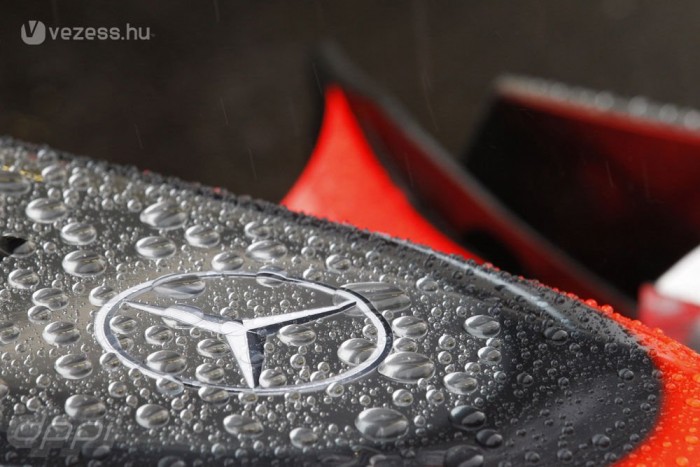 F1: A McLaren kitart a Mercedes mellett