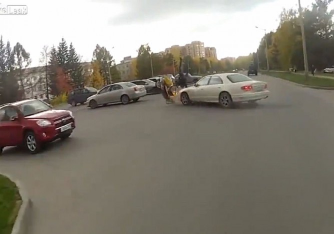 Fordult az autó, repült a motoros