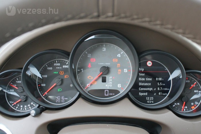 Letaglózó Porsche V8-as dízellel 12 | Vezess Műszerfala, üléshelyzete és kormánya is tökéletesen porschés