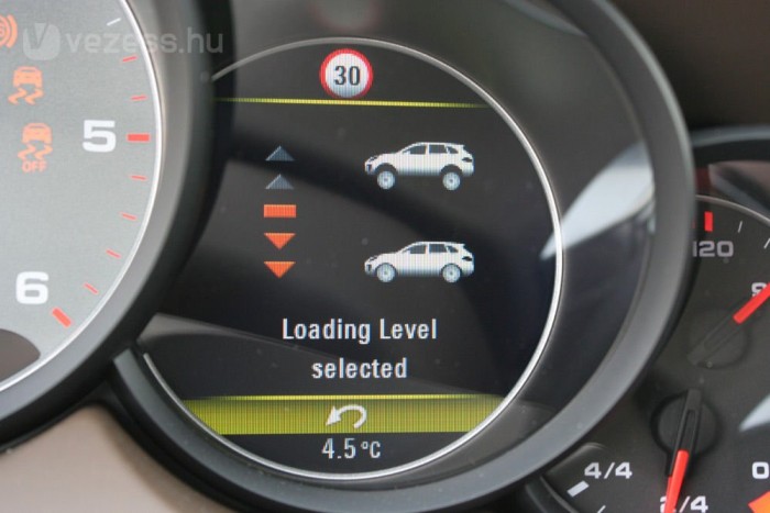 Letaglózó Porsche V8-as dízellel 10 | Vezess Rámoláshoz kényelmesen leereszthető a karosszéria, terepre emelni lehet